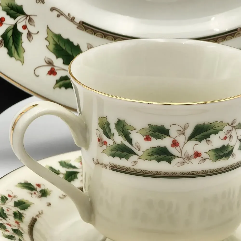 ROYAL LIMITED Holly Holiday 12 Piece Dinnerware Set Japan J-9821 Vintage 1987
